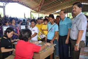 1.Governor Arthur Defensor of Iloilo Province (second from right) and Mayor Arnold Betita of Carles, Iloilo witness the on-site payout of cash grants to beneficiaries of Pantawid Pamilyang Pilipino Program conducted during the Ombudsman Caravan of Social Services in Carles, Iloilo