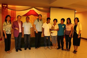 DSWD6 Dir. Ma. Evelyn B. Macapobre (4th from left) leads the awarding to the regional winner of the Search for Huwarang Pantawid Pamilya Danilo and Sally Miaque with son John. Also in photo are (from left) Regional Coordinator Asuncion Santiago, Asst. Regional Director Joel P. Galicia, City Link Maritess Badillo and Provincial Link Erlyn Garcia. 