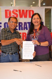 DA Regional Executive Director Larry P. Nacionales and DSWD6 Director Ma. Evelyn B. Macapobre during the ceremonial signing of the memorandum of agreement. 