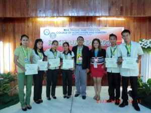 The six SGP-PA scholars who are recently recognized as Academic Awardees of WVSU-CAF in Lambunao, Iloilo pose for a souvenir picture with Mr. Jonathan Anteza, DSWD Field Office VI’s Pantawid Pamilyang Pilipino Program Regional Project Coordinator and Ms. Corrina Rene Magbanua, SGP-PA Coordinator. /dswd6
