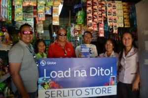 Globe package recipient Serlito Patron of Poblacion, Malay, Aklan happily receives his Globe package and signage at their mini-grocery store. Serlito is a beneficiary of the Self-Employment Assistance-Kaunlaran of DSWD. With him are DSWD’s External Relations Officer for Sustainable Livelihood Program Nicholas Banquero and Project Development Officer Dante Mijares and Malay officials./dswd6