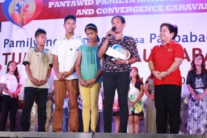 Gemma Tanutan of Lemery, Iloilo says, "Kaya ng Pinoy ang pagbabago" as DSWD Secretary Corazon Juliano-Soliman listens during the Pantawid Pamilya Day and Convergence Caravan in Ultra, Pasig City this morning