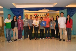 HUWARANG PANTAWID PAMILYA. Gemma Tanutan (center) with sons Ferdinand and Jebie of Brgy. Velasco, Lemery, Iloilo receive their cash prize, plaque and advocacy tokens during the Regional Awarding of 2014 Huwarang Pantawid Pamilya. With them are the judges and DSWD staff.