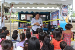 Geamala interacts with the kids who are beneficiaries of the Mobile Education for Streetchildren.