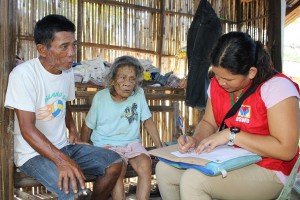 LISTAHANAN. A couple answers a question during the Listahanan special validation for senior citizens. Listahanan identifies who and where the poor are in the country. (Photo by Wenna Berondo-Bendol)